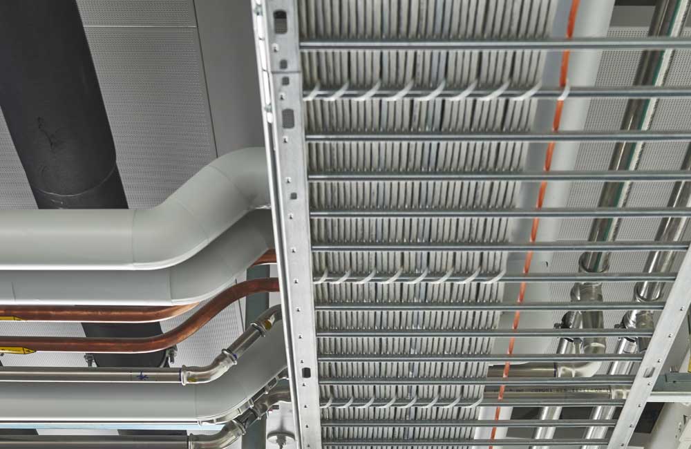 Chemin de câble pour courant faible, démontrant la gestion rigoureuse des installations électriques chez Flückiger.