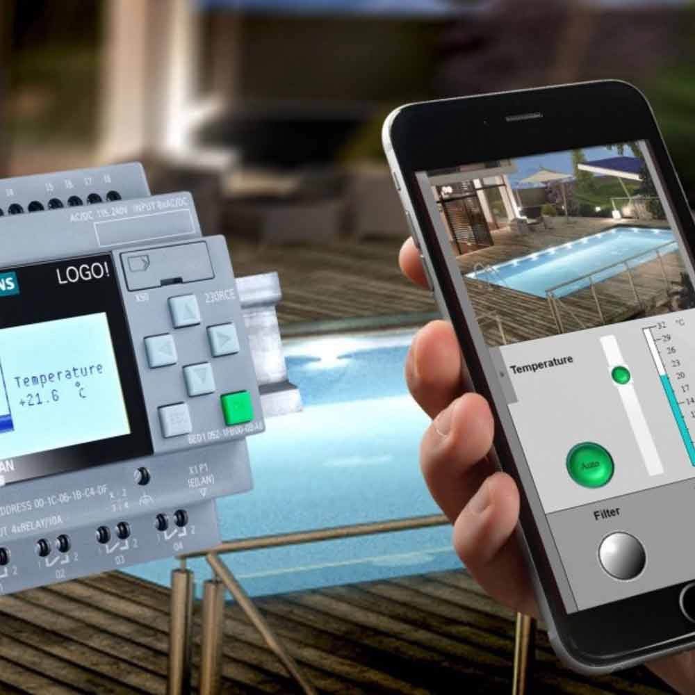 Téléphone connecté à un système de domotique contrôlant la température d'une piscine, démontrant l'intégration d'IoT par Flückiger pour un confort et une gestion domestique optimisés.