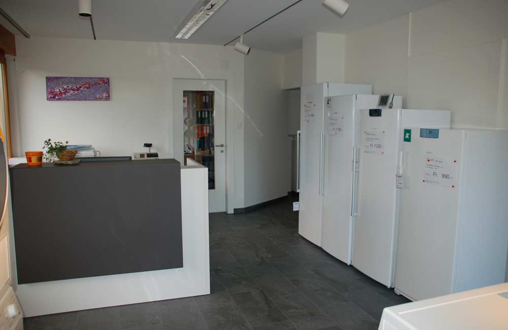 Réfrigérateurs de haute qualité avec étiquetage écologique A+ chez Flückiger, montrant l'engagement de l'entreprise envers des solutions électroménagères durables.