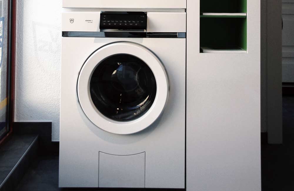 Machine à laver le linge très moderne présentant de nombreuses fonctionnalités, démontrant les solutions d'électroménager avancées proposées par Flückiger pour le confort domestique.