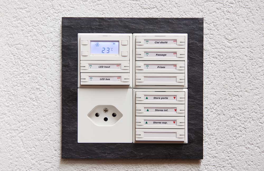 Système de gestion pour LED et éclairages dans divers endroits, ainsi que pour les stores, mettant en avant la polyvalence des solutions de contrôle de Flückiger.
